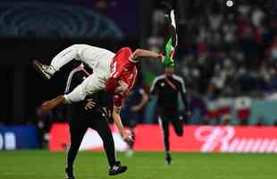 Homem invade campo do jogo Tunsia x Frana, no Estdio Cidade da Educao, em Doha, com a bandeira da Palestina