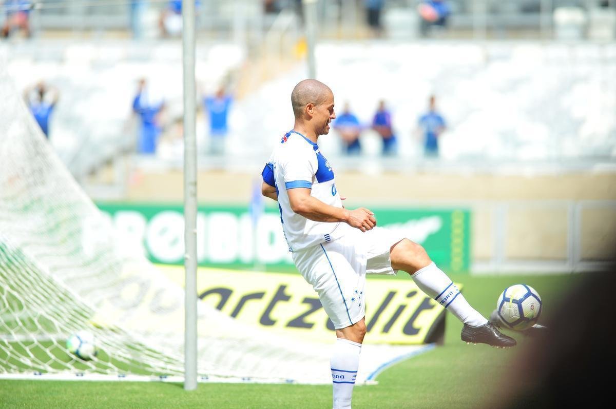 Cruzeiro: time campeo da Trplice Coroa de 2003 venceu equipe de masters por 2 a 1, neste domingo, em jogo festivo realizado no Mineiro