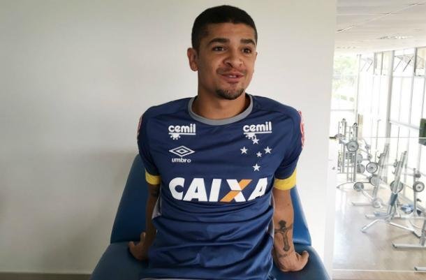 Denílson passou por exames na Toca da Raposa II e posou com a camisa 88 do Cruzeiro