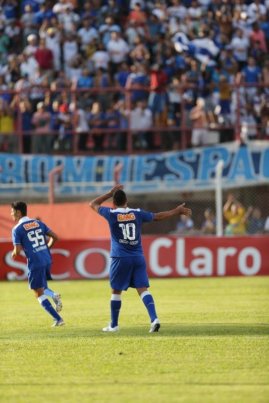 Diego Souza teve rpida passagem pelo Cruzeiro, em 2013, no time que seria campeo brasileiro. Ele foi vendido ao Metalist da Ucrnia em julho daquele ano. O meia era dono da camisa 10 no time de Marcelo Oliveira, disputou 25 partidas com a camisa azul e marcou 8 gols.