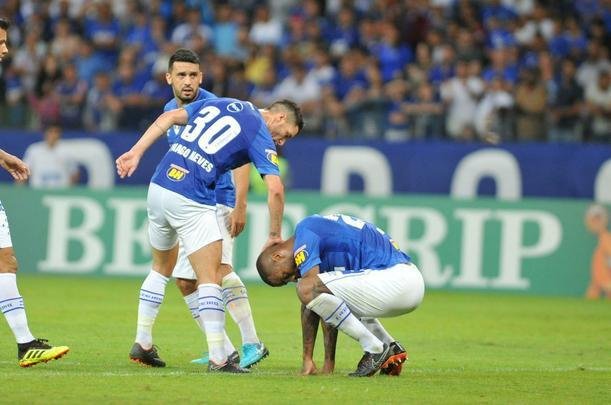 Ded pisou literalmente na bola no lance do gol do Amrica e lamentou muito. Companheiros lhe deram fora
