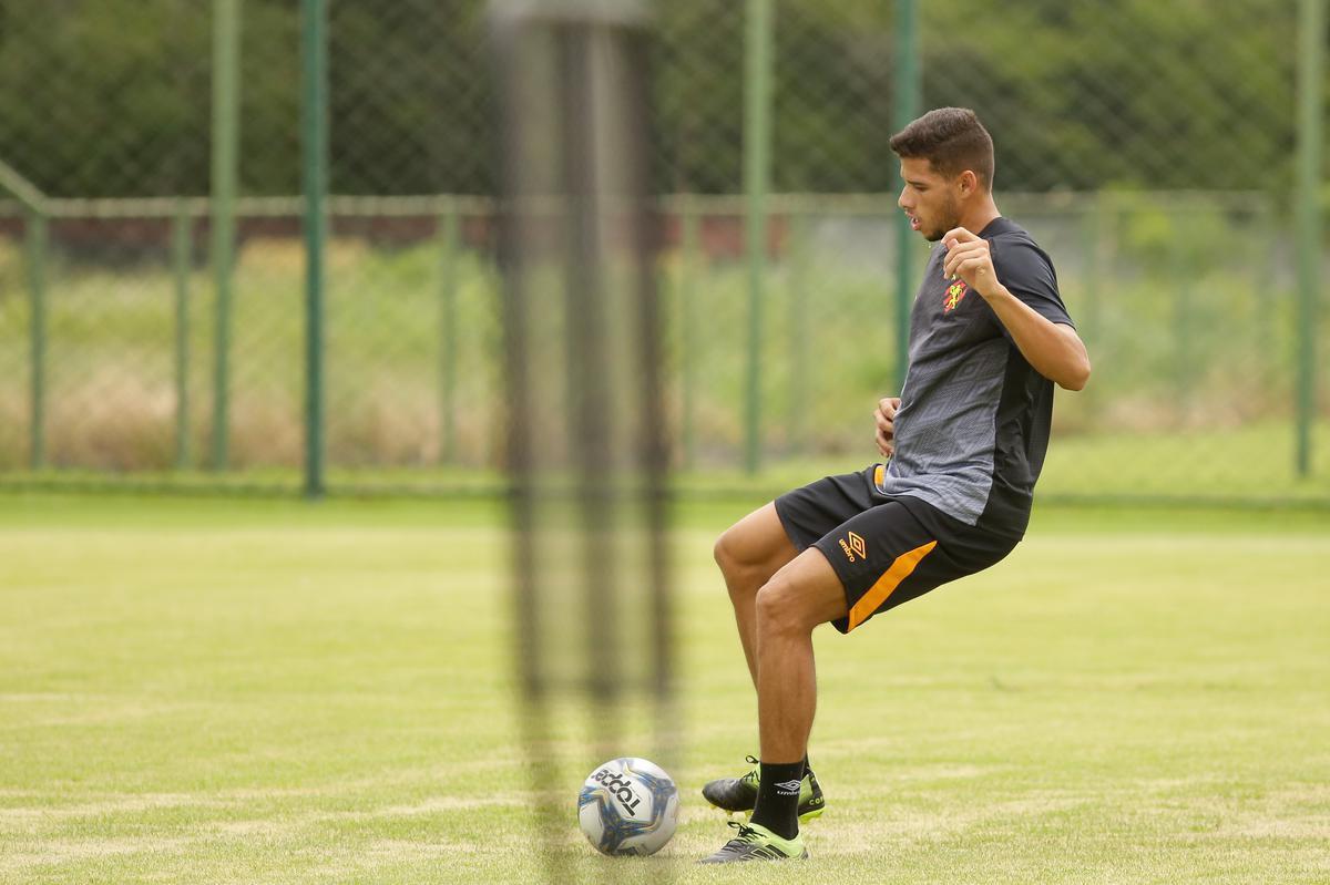No primeiro trabalho, houve um treinamento tático, que exigia troca de passes e triangulações dos jogadores, com o elenco dividido em grupos de três atletas cada. Em seguida, os jogadores foram divididos em dois grupos no mesmo campo para o trabalho específico por setores de defesa e ataque. De um lado, os zagueiros, laterais e volantes participaram de um treino tático de posicionamento com o auxiliar Daniel Cerqueira. Do outro, os meias e atacantes fizeram um trabalho específico de passe e finalização sob o comando do técnico Daniel Paulista.