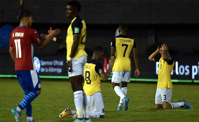 Derrotados pelo Paraguai, jogadores equatorianos se ajoelham na torcida contra concorrentes