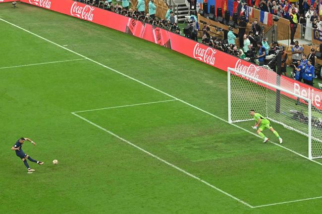 Mbapp faz o primeiro gol da Frana na final contra a Argentina e reduz vantagem do rival para 2 a 1. O francs cobrou pnalti cometido por Otamendi