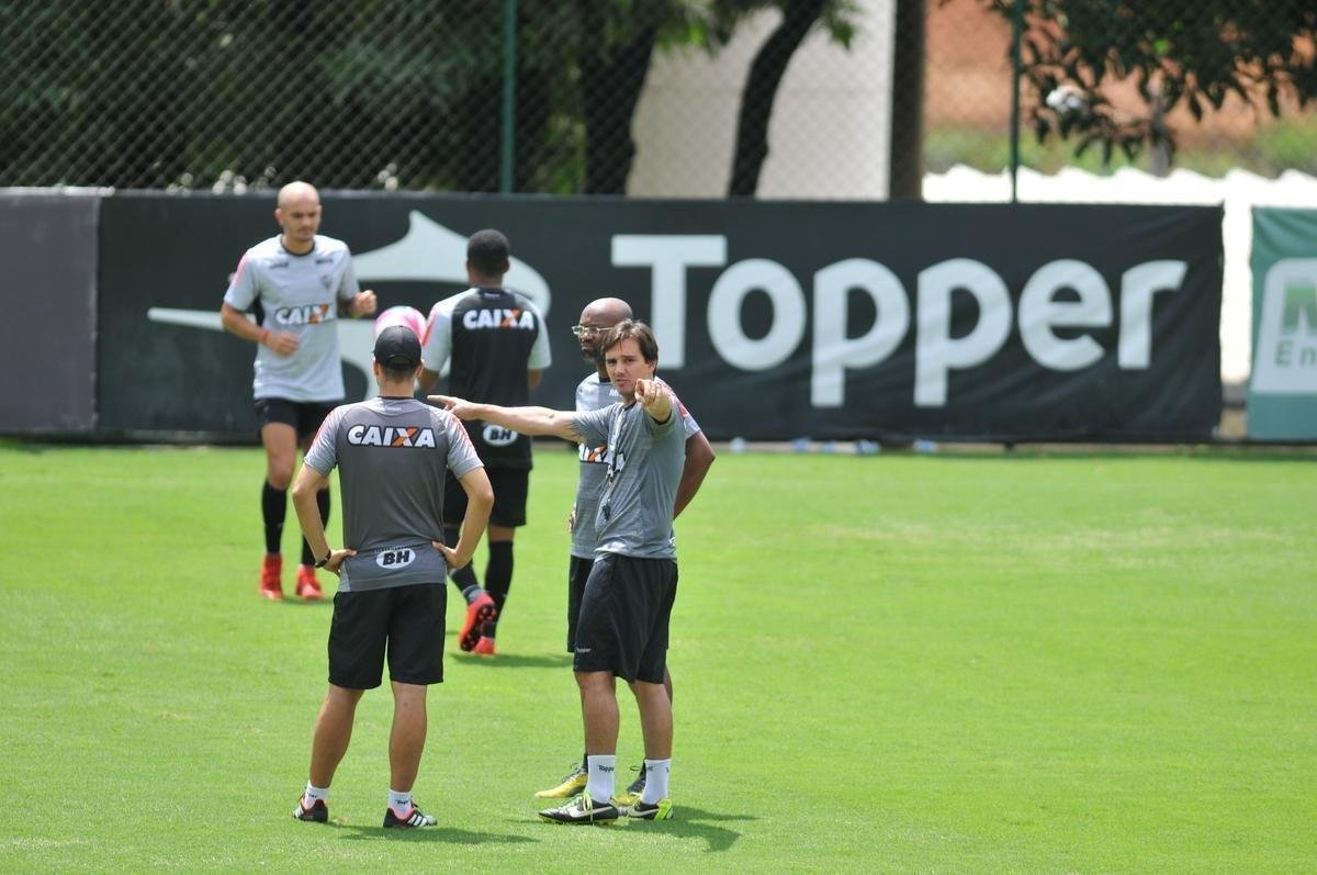 Manh desta sexta-feira foi agitada no Atltico com demisso de Oswaldo e coletiva do presidente