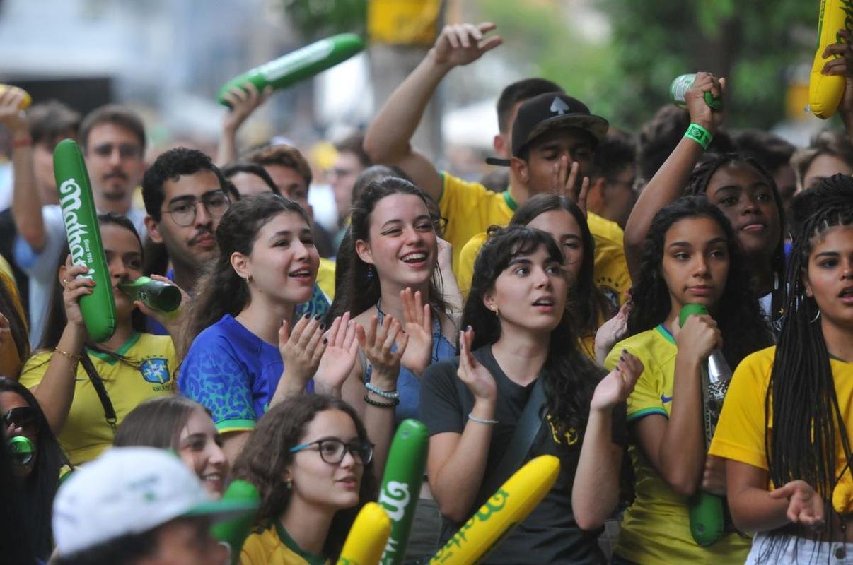 Torcedores se concentraram nos bares da Savassi, em Belo Horizonte, para acompanhar o jogo entre Brasil x Camares pela Copa do Mundo