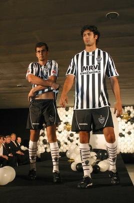 2005 - Uniforme produzido pela Diadora