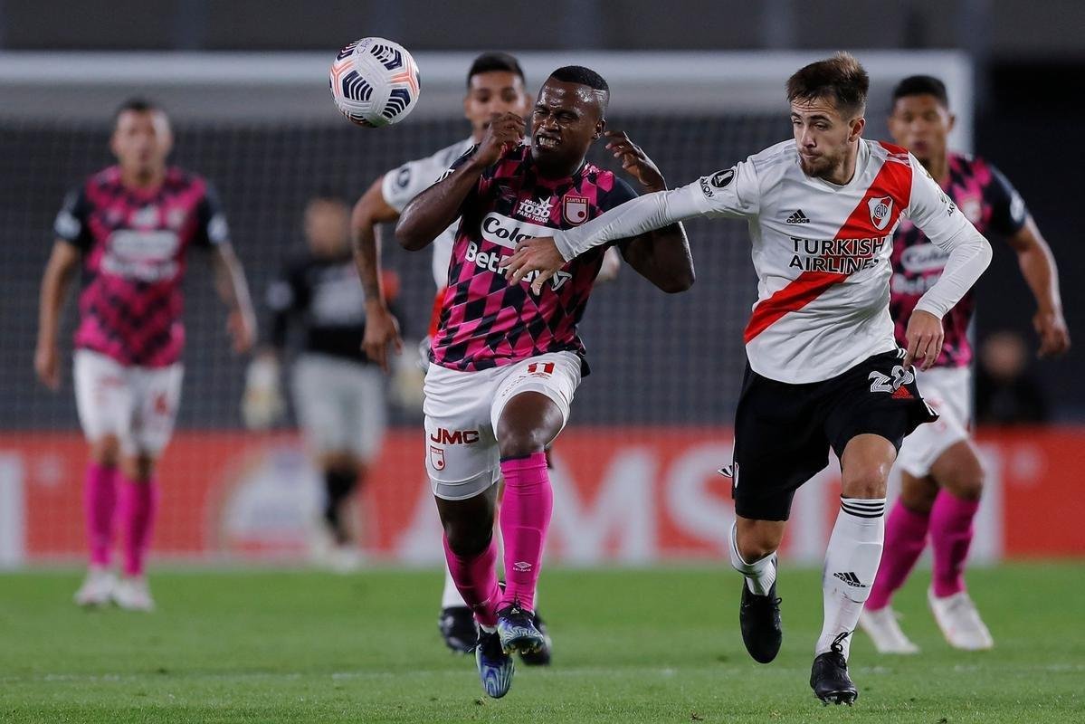 Com 25 casos simultneos de COVID-19, River Plate enfrentou Independiente Santa Fe-COL com apenas 11 jogadores disponveis e com o volante Enzo Prez improvisado como goleiro.