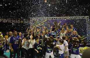 Depois da vitria sobre o Sesi, jogadores do Cruzeiro fizeram grande festa no Mineirinho, em BH
