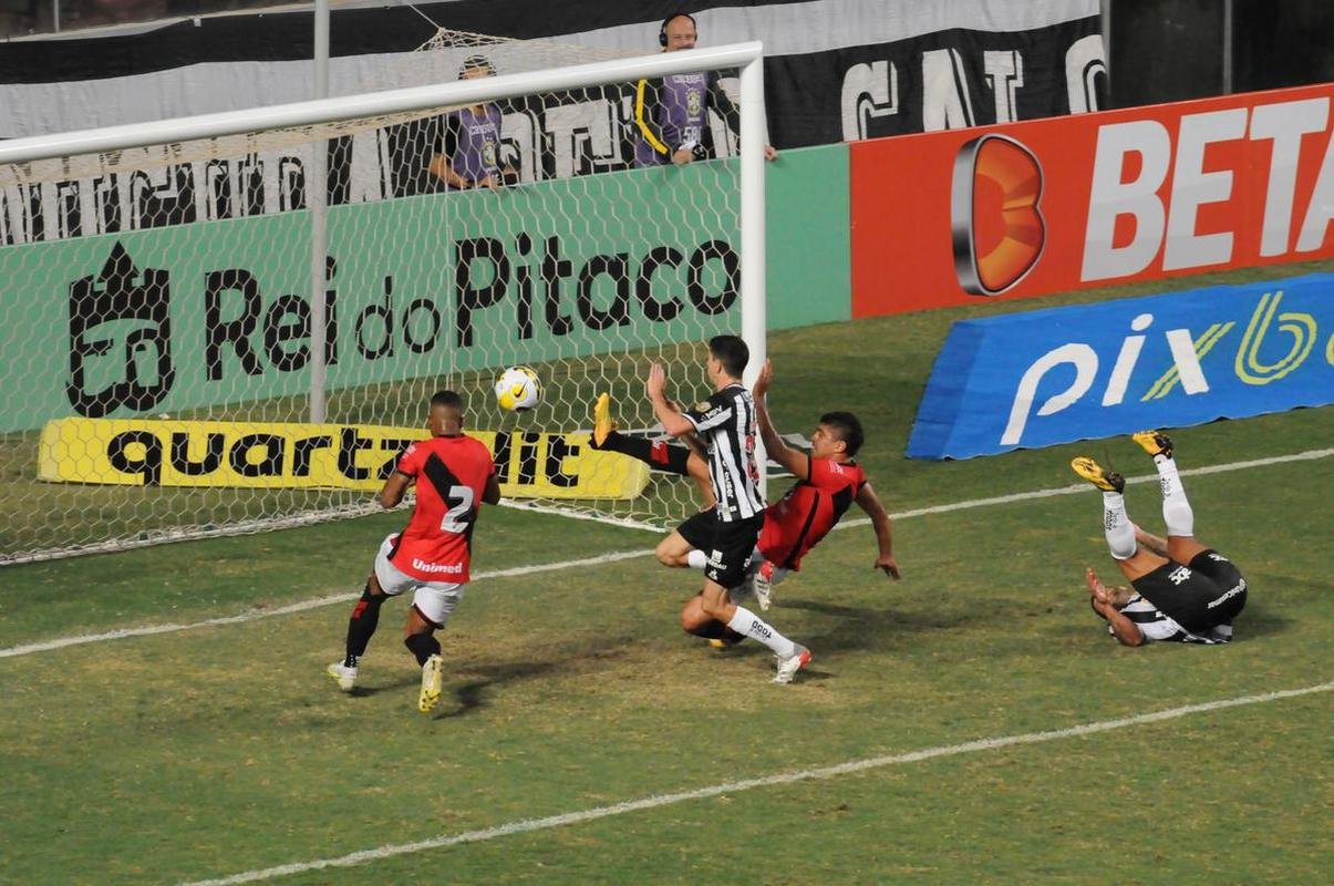 Fotos da vitria do Atltico por 2 a 0 sobre Atltico-GO pelo Campeonato Brasileiro