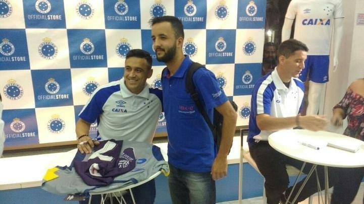 Torcedores do Cruzeiro ganharam autgrafos do volante Hudson e dos meias Thiago Neves e Robinho