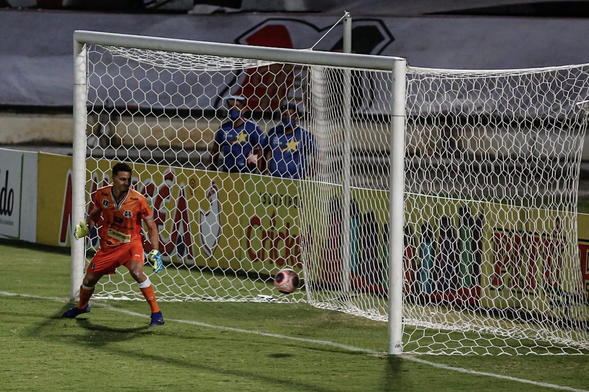 Após empatar em 0 a 0 contra o Santa Cruz, no Arruda, o Salgueiro bateu a Cobra Coral nos pênaltis e garantiu o primeiro título Estadual para o interior pernambucano