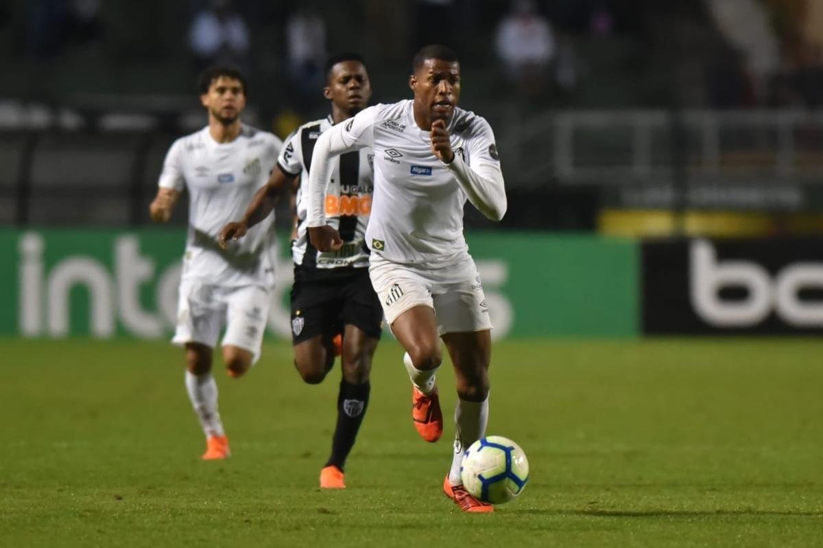 Atlético derrotou Santos por 2 a 1, de virada, com gols de Chará, e avançou às quartas de final da Copa do Brasil