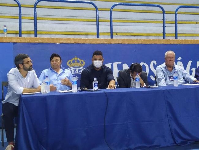 Ronaldo compareceu  votao da venda da SAF do Cruzeiro no Barro Preto e foi muito assediado por conselheiros do clube