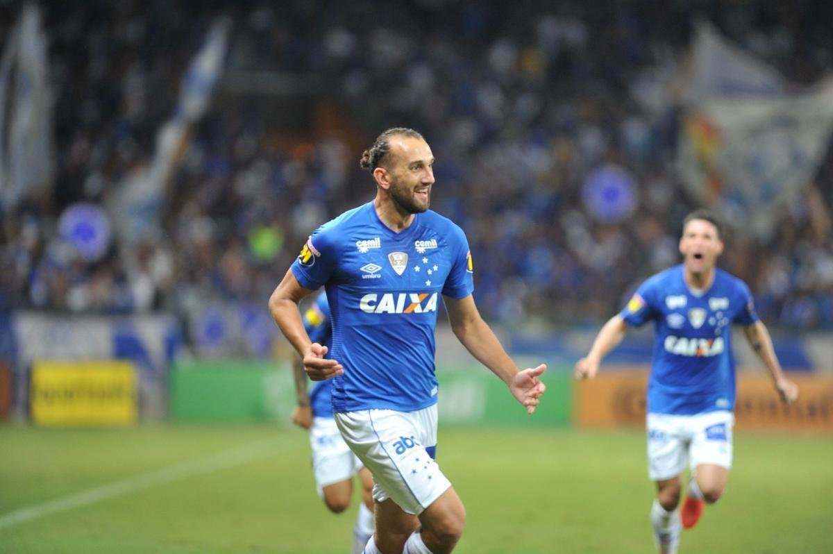 No segundo encontro, no Mineiro (26/09), Barcos mais uma vez mostrou frieza: com passe de Lucas Silva, ele driblou Weverton e, mesmo sem ngulo, conseguiu balanar a rede. O Verdo empatou com Felipe Melo, no comeo do segundo tempo, mas no conseguiu reagir a ponto de forar a deciso nos pnaltis.