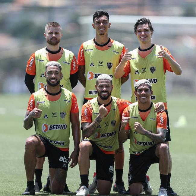 Com seriedade, mas tambm descontrao, o Atltico treinou sob sol forte na manh desta sexta-feira (21), na Cidade do Galo, em Vespasiano. Este foi o quinto dia de pr-temporada para o clube mineiro em 2022, sob o comando do tcnico argentino Antonio 'El Turco' Mohamed. Novas baixas, o volante Allan e o atacante Keno testaram positivo para COVID-19 e no participaram das atividades (ambos cumprem perodo de sete dias de isolamento social).