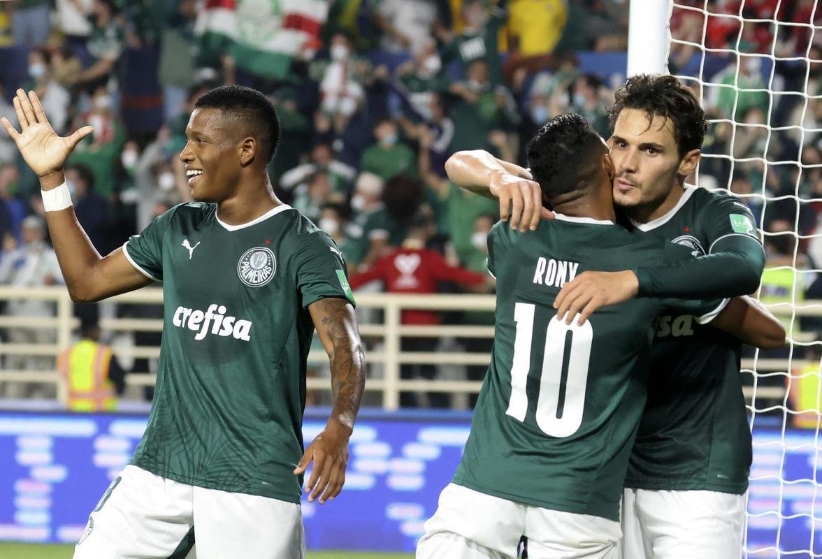 O Palmeiras derrotou, nesta tera-feira (8), o Al Ahly, do Egito, por 2 a 1, no Estdio Al Nahyan, e garantiu vaga na do Mundial de Clubes. Em Abu Dhabi, nos Emirados rabes, Raphael Veiga e Dudu deram show, cada um com um gol e uma assistncia.