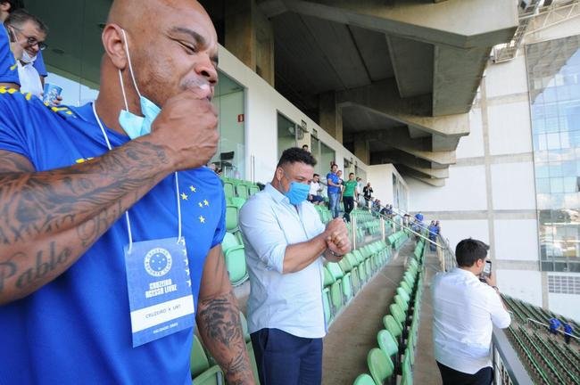 Ronaldo prestigiou vitria do Cruzeiro sobre a URT, por 3 a 0, no Independncia, e foi ovacionado pela torcida celeste