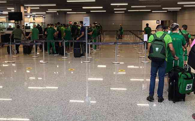 Delegação do Coelho desembarcou no Aeroporto Internacional de Confins 'com a vaga na bagagem'