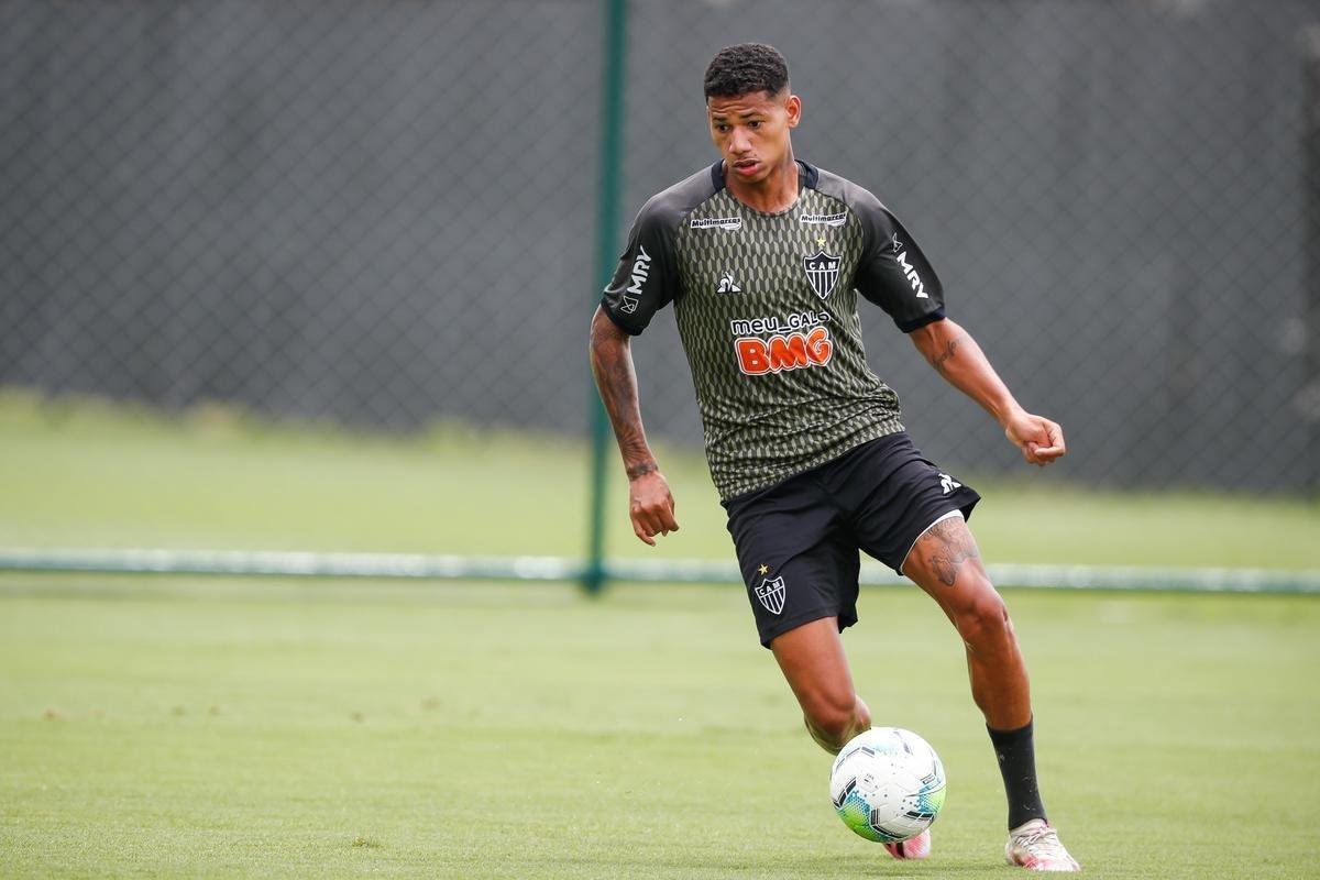 Imagens do primeiro treino de Eduardo Vargas pelo Atltico