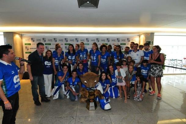Chegada das campeãs da Superliga Feminina à sede do Minas, em Belo Horizonte. Em seguida, eles foram recepcionadas pelo presidente, por diretores e patrocinadores. Houve até brinde com champanhe