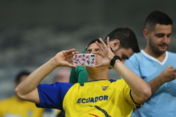Fotos das torcidas de Uruguai e Equador no Mineiro