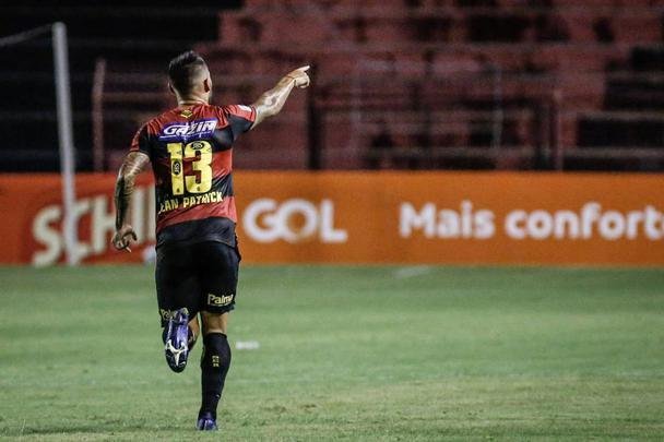 No segundo tempo, o Sport ainda ampliou o placar com Jean Patrick. Porém, com a expulsão do capitão Sander, o Imperatriz tomou a iniciativa do jogo e chegou ao empate com dois gols de Cesinha.