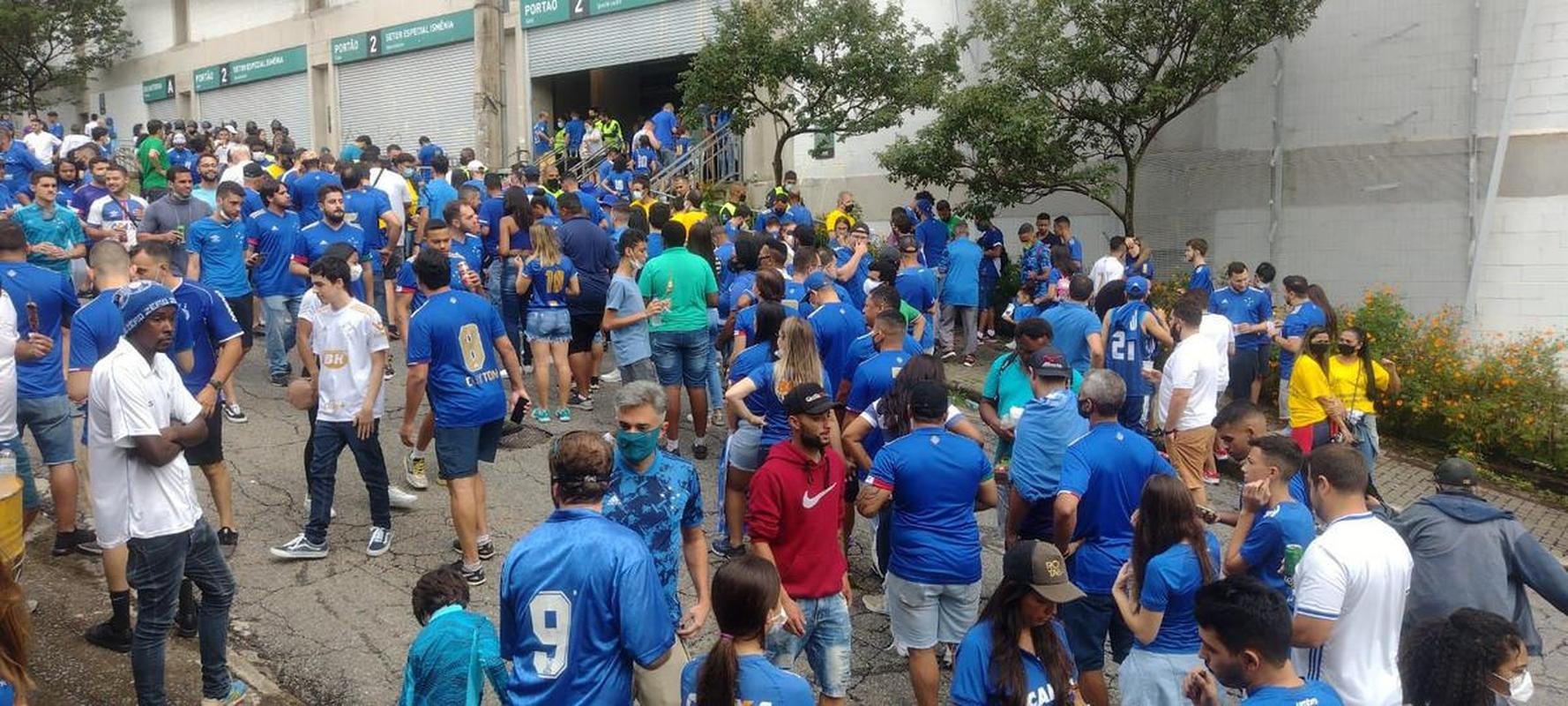 Torcida do Cruzeiro registra maior pblico do Campeonato Mineiro na partida contra o Villa Nova, no Independncia, pela oitava rodada. Ao todo, 19.616 pessoas compareceram no Horto.