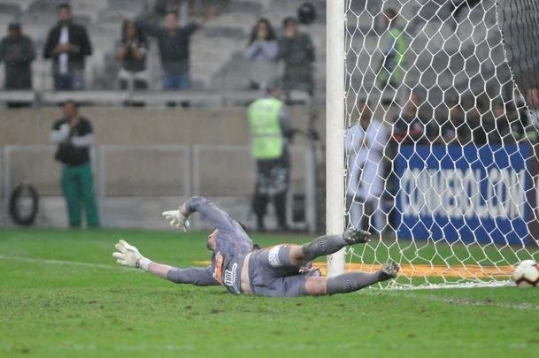 Atltico perdeu por 4 a 3 para o Coln nos pnaltis e foi eliminado da Copa Sul-Americana. Goleiro argentino Burin defendeu penalidades de Rver e Cazares