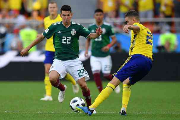 México Vs Suécia. Conceito De Futebol. Futebol Com Bandeiras Na
