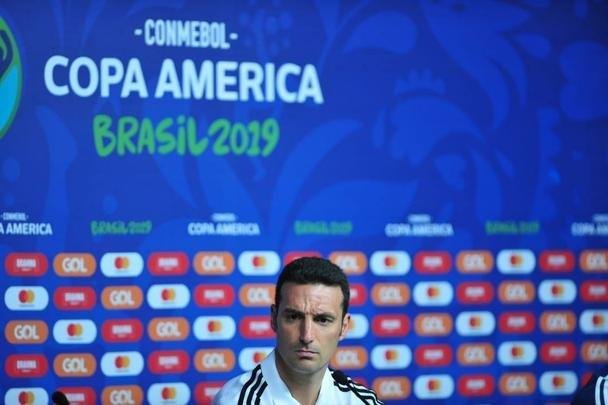 Tcnicos de Argentina e Paraguai, juntos de um jogador de cada equipe, em entrevista no Mineiro