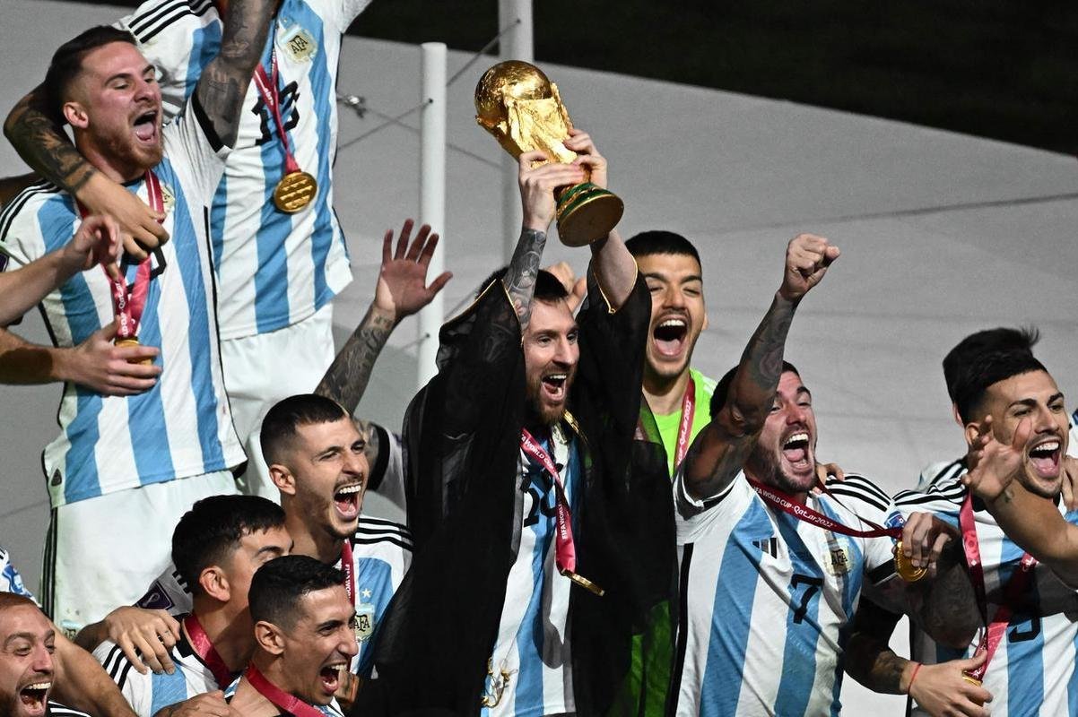 Messi ergue a taa de campeo da Copa do Mundo! Festa da Argentina no Estdio Icnico de Lusail, no Catar, com o tricampeonato mundial