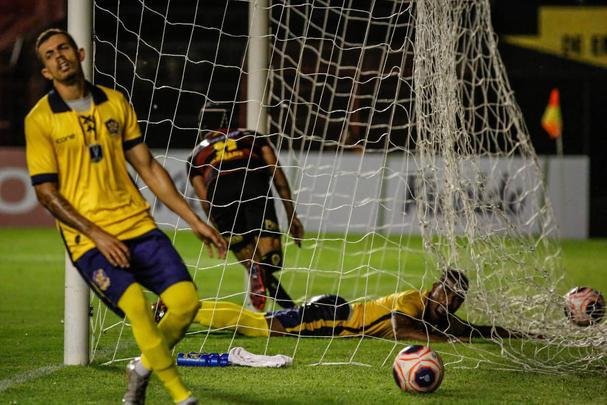 O Sport recebeu o Retrô FC em jogo adiantado da 5ª rodada do Campeonato Pernambucano. A partida marcou a estreia da Ilha do Retiro na temporada 2020