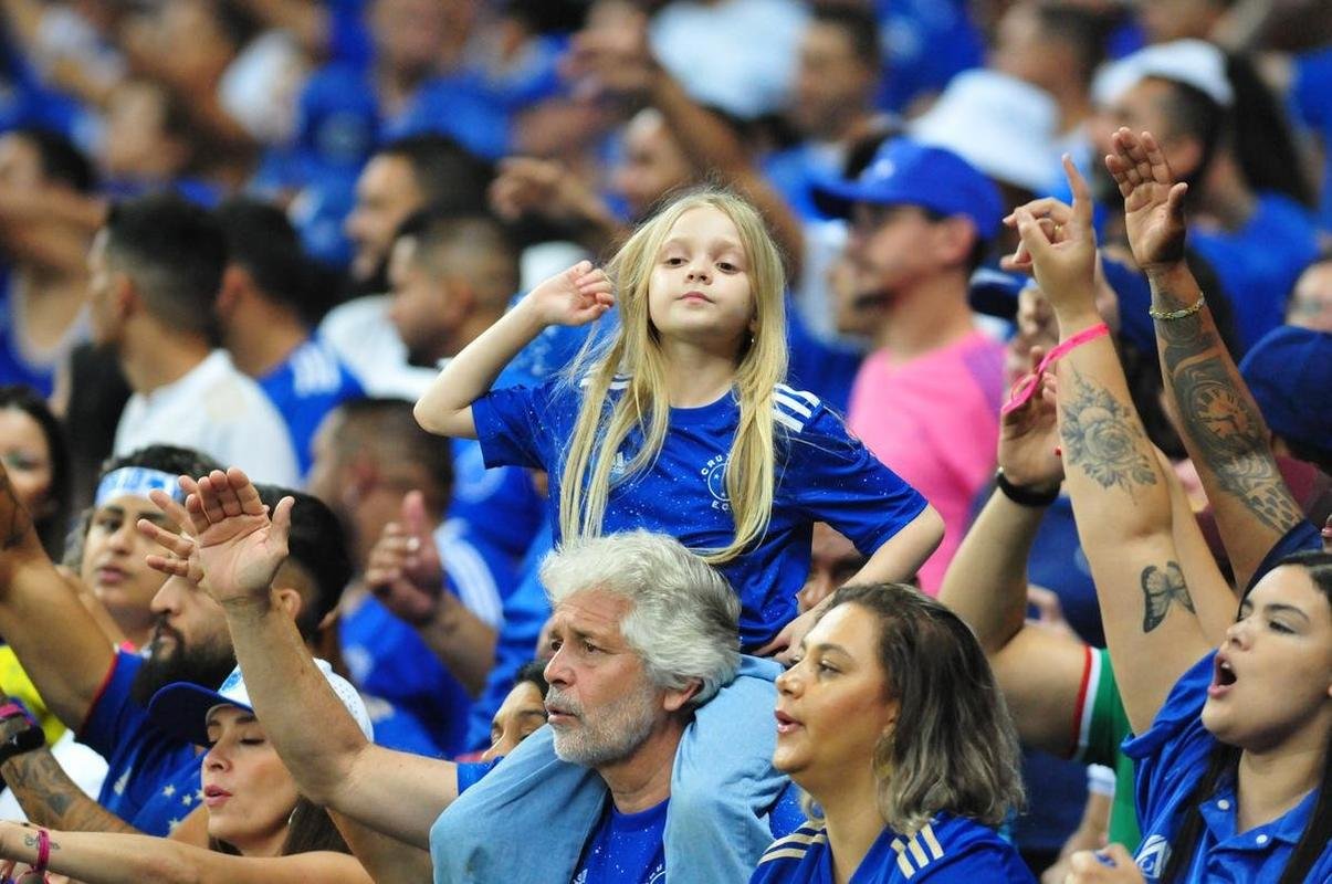 Fotos da torcida do Cruzeiro no Mineiro na partida contra o Ituano pela Serie B. Foi o primeiro encontro dos cruzeirenses com o time aps a confirmao do ttulo nacional