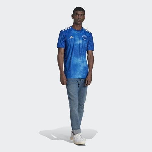 Com mudana no escudo, Cruzeiro lana a nova camisa para a temporada de 2022 