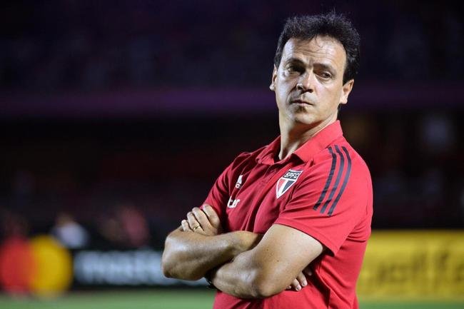 Depois de liderar isoladamente o Campeonato Brasileiro, o S�o Paulo atingiu a marca de seis partidas seguidas sem vit�ria. Praticamente fora da disputa pela ta�a, o tricolor se viu obrigado a demitir o t�cnico Fernando Diniz, que estava no clube desde setembro de 2019. O treinador deixa o clube sem conquistar nenhum t�tulo. Foram 74 jogos, com 34 vit�rias, 20 empates e 20 derrotas. 