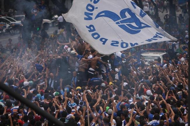 Depois de vencer o Vitria por 3 a 1 no Barrado, em Salvador, na noite de 13 de novembro de 2013, e confirmar o tricampeonato brasileiro, o Cruzeiro desembarcou em Confins numa quinta-feira e foi recebido por milhares de pessoas nas ruas de Belo Horizonte. O elenco desfilou em carro pela Avenida Antnio Carlos, pela Avenida Afonso Pena, no Centro, e foi em direo  sede do Barro Preto. Esta, sem dvida, foi a festa que envolveu o maior nmero de pessoas na capital mineira.