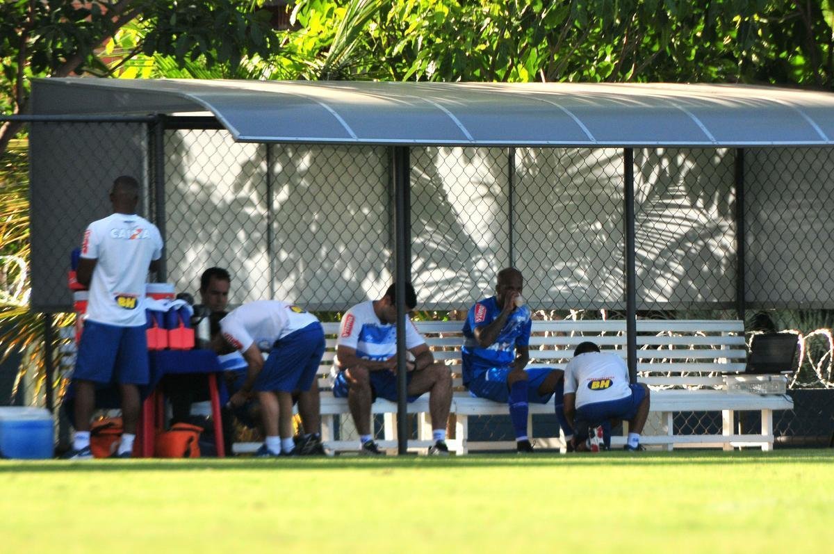 Sem Thiago Neves, que est com desgaste na panturrilha, Mano Menezes escalou o time titular do Cruzeiro no coletivo com Fbio; Lucas Romero, Leo, Murilo e Egdio; Henrique e Ariel Cabral; Robinho, Arrascaeta e Rafinha; Fred. Os reservas atuaram com Rafael; Arthur, Digo, Manoel e Marcelo Hermes; Lucas Silva, Nonoca e Bruno Silva; Rafael Marques, Rafael Sobis e Judivan