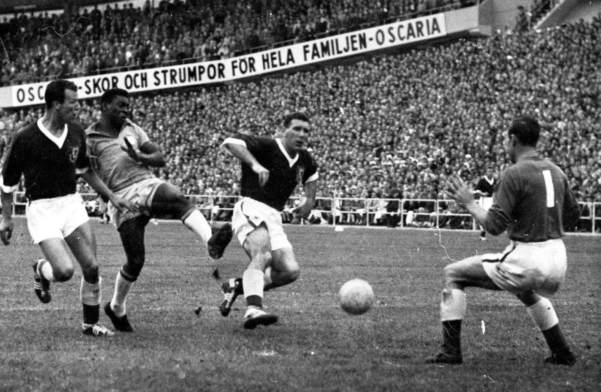 Brasil x Pas de Gales, pelas quartas de final: Seleo venceu por 1 a 0. No detalhe, Pel contra os adversrios.