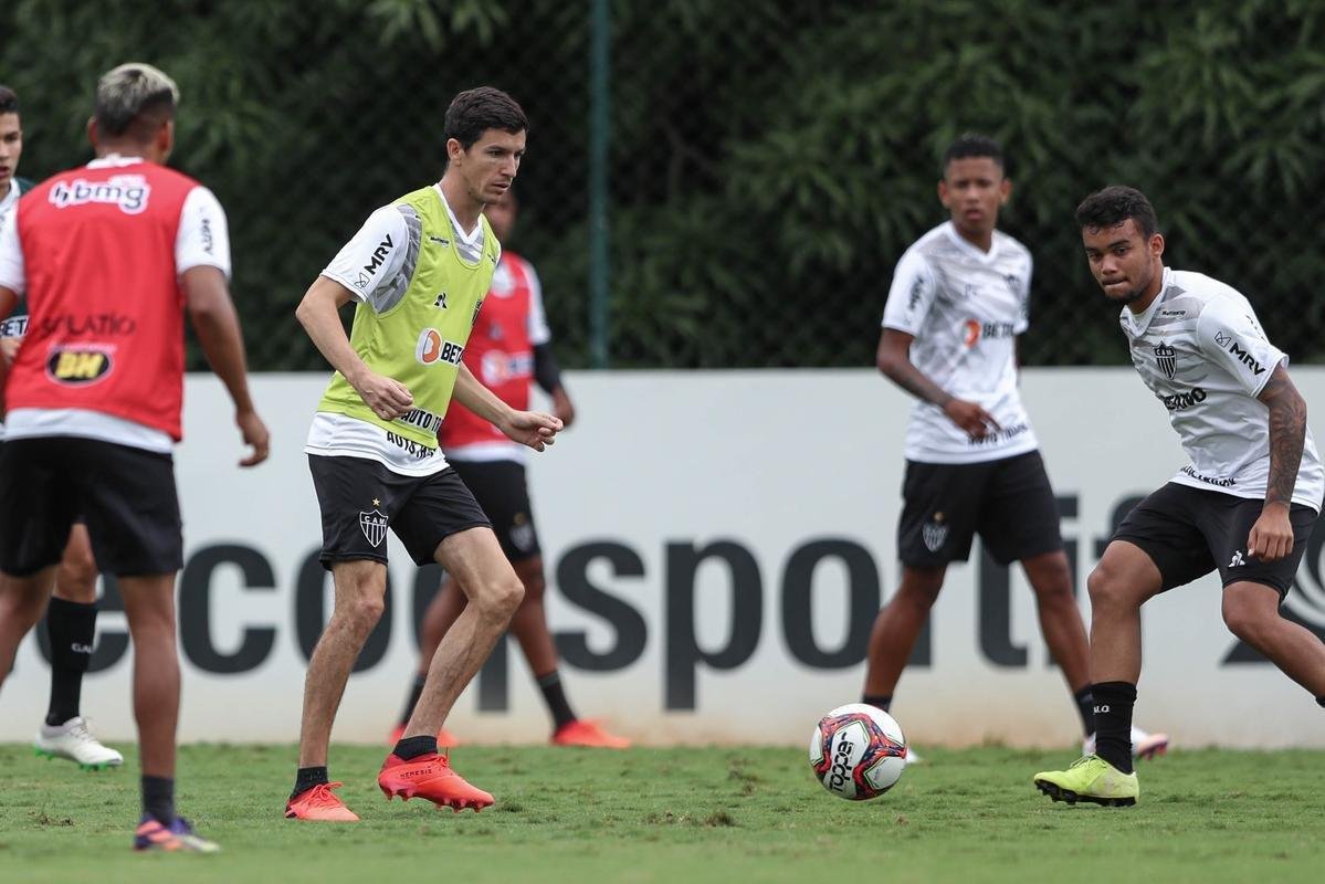 Fotos do treino do Atltico neste sbado, o ltimo de Victor no clube