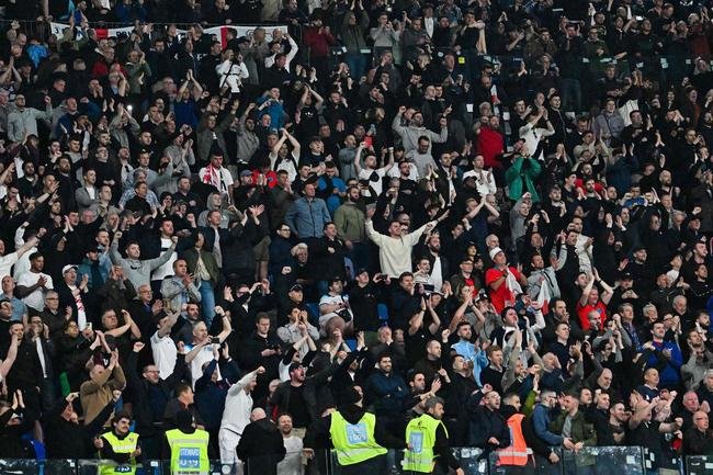 Itlia e Inglaterra se enfrentaram no Estdio Diego Maradona, em Npoles, pelo Grupo C das Eliminatrias da Eurocopa
