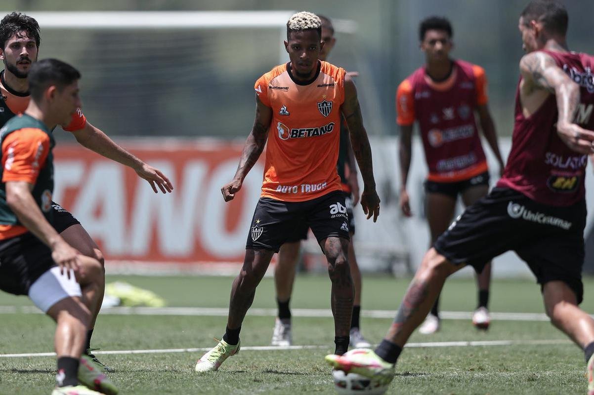 Com seriedade, mas tambm descontrao, o Atltico treinou sob sol forte na manh desta sexta-feira (21), na Cidade do Galo, em Vespasiano. Este foi o quinto dia de pr-temporada para o clube mineiro em 2022, sob o comando do tcnico argentino Antonio 'El Turco' Mohamed. Novas baixas, o volante Allan e o atacante Keno testaram positivo para COVID-19 e no participaram das atividades (ambos cumprem perodo de sete dias de isolamento social).