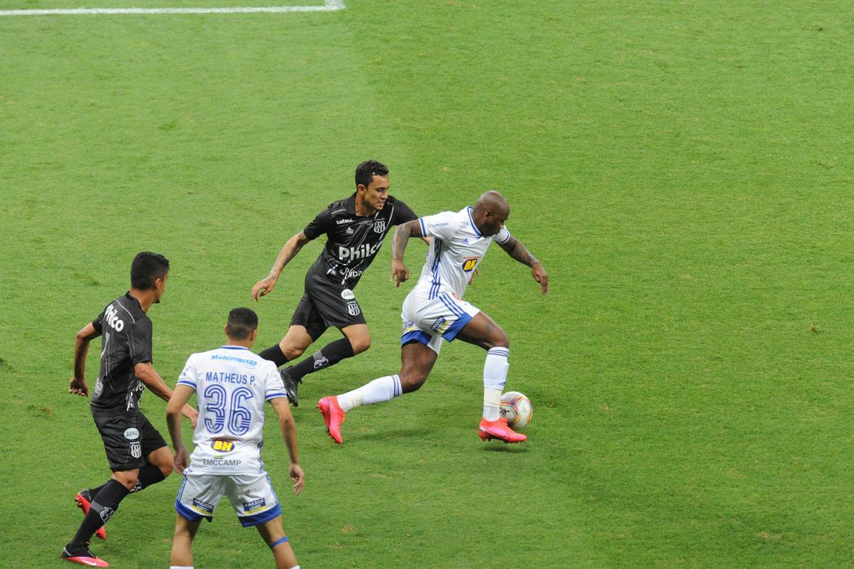 Fotos do jogo entre Cruzeiro e Ponte Preta, no Mineiro, em Belo Horizonte, pela 12 rodada da Srie B do Campeonato Brasileiro