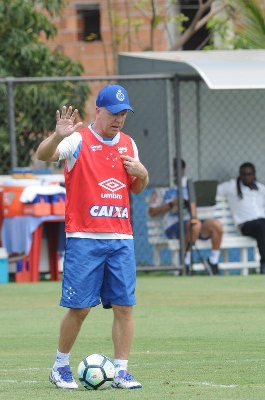 Imagens do treino do Cruzeiro desta sexta-feira (27/10), na Toca da Raposa II (fotos: Paulo Filgueiras/EM D.A Press)