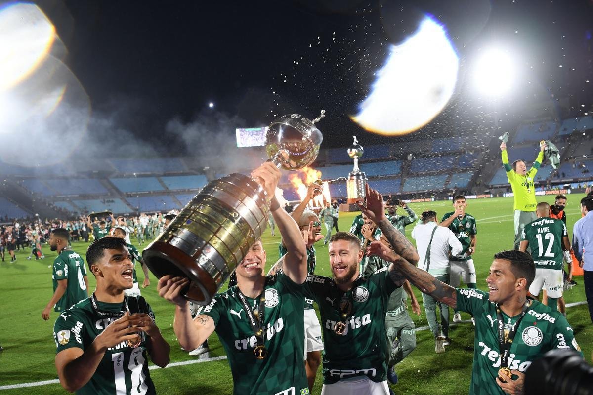 Fotos: festa dos jogadores do Palmeiras com a taa da Libertadores