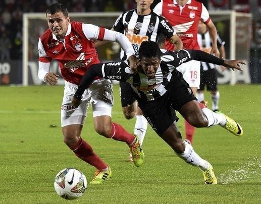 Em 2014, o adversrio tambm foi o Santa Fe. Na fase de grupos da Copa Libertadores, o Galo visitou o time colombiano e ficou no empate por 1 a 1. Guilherme abriu o placar para o Atltico na etapa inicial. Cuero empatou no segundo tempo. 