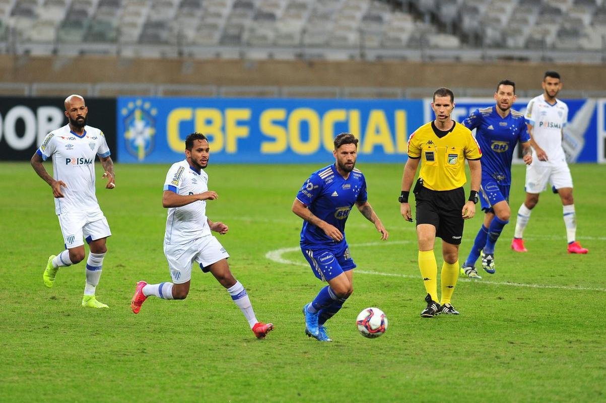 Com gols de Marcos Serrato e Renato (2), o Ava venceu o Cruzeiro por 3 a 0, neste sbado, no Mineiro, pela 12 rodada da Srie B