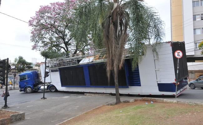Carreta ficou travada e teve risco de tombar na esquina da Rua Sapuca com a Avenida do Contorno, no bairro Floresta, regio central de BH