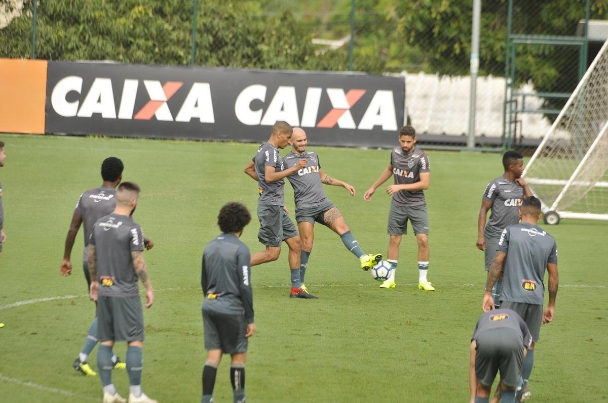 Levir Culpi foi apresentado pela diretoria na Cidade do Galo, enquanto os jogadores treinavam