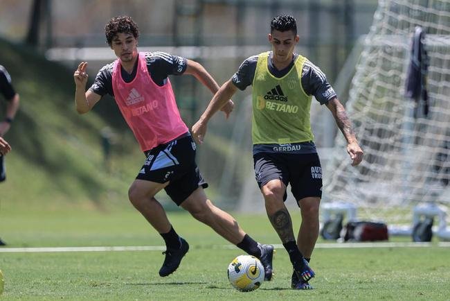 Fotos do treino do Atltico nesta quarta-feira (12/10), na Cidade do Galo. Em recuperao de um incmodo na panturrilha esquerda, Hulk fez funcional no campo e ainda  dvida para o confronto contra o Flamengo, no sbado, s 20h30, no Maracan, pelo Brasileiro
